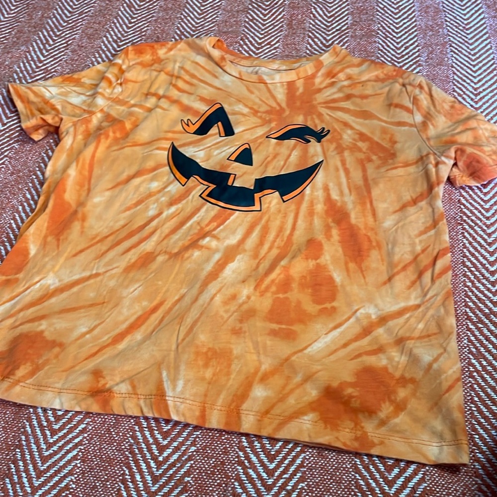 Cropped Halloween Shirt 3 for 12 🤩